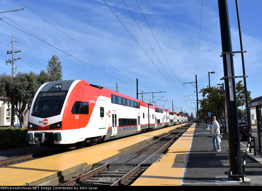 Mid afternoon northbound about to pick up passengers from Broadway Station